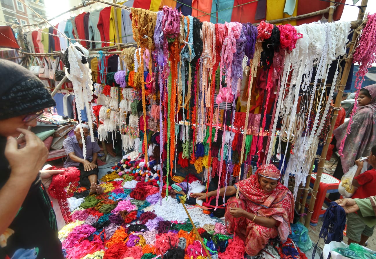 যে হাটে সংসারের গল্প বিক্রি হয় রঙিন পসরা সাজিয়ে