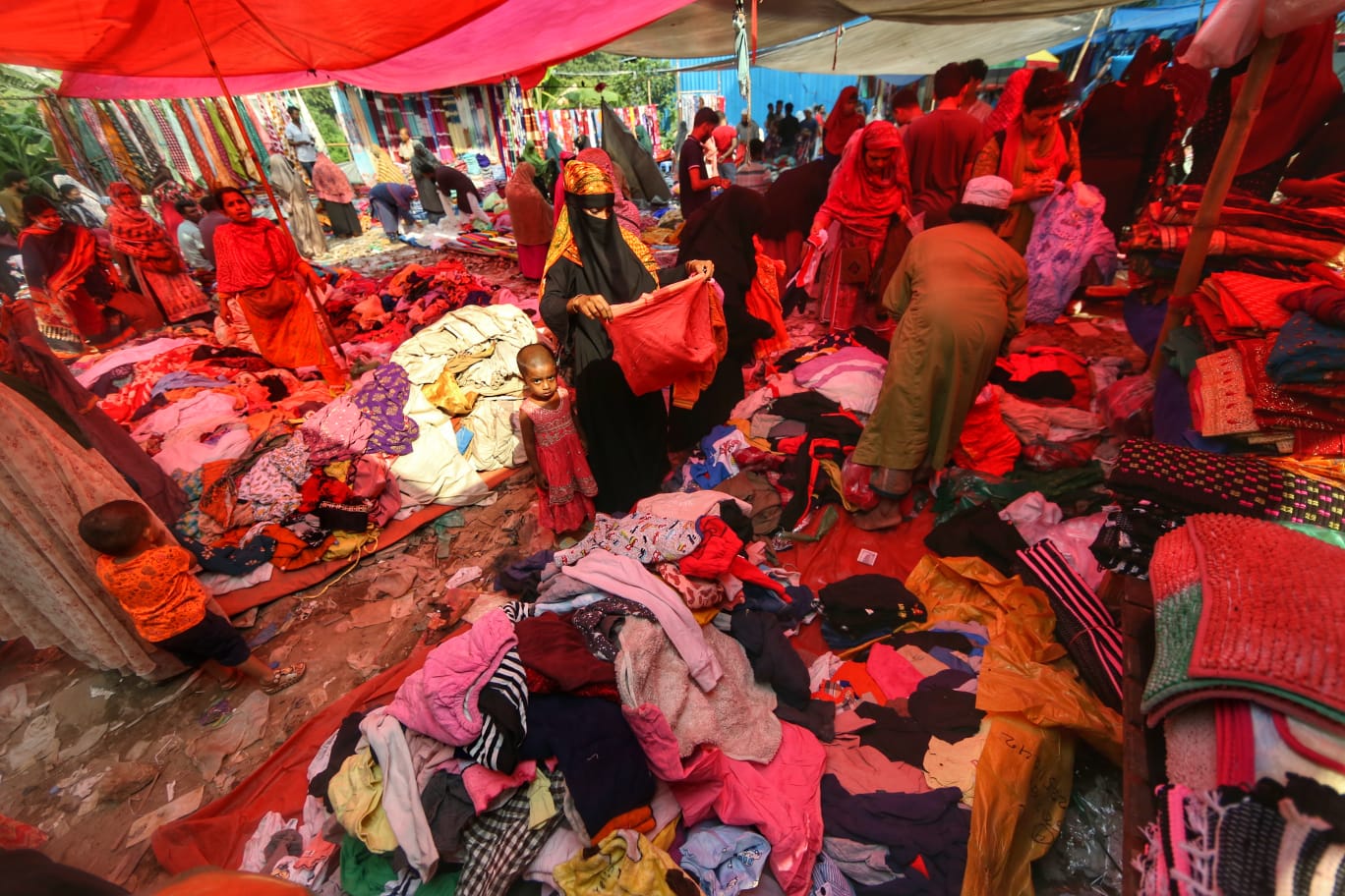 যে হাটে সংসারের গল্প বিক্রি হয় রঙিন পসরা সাজিয়ে