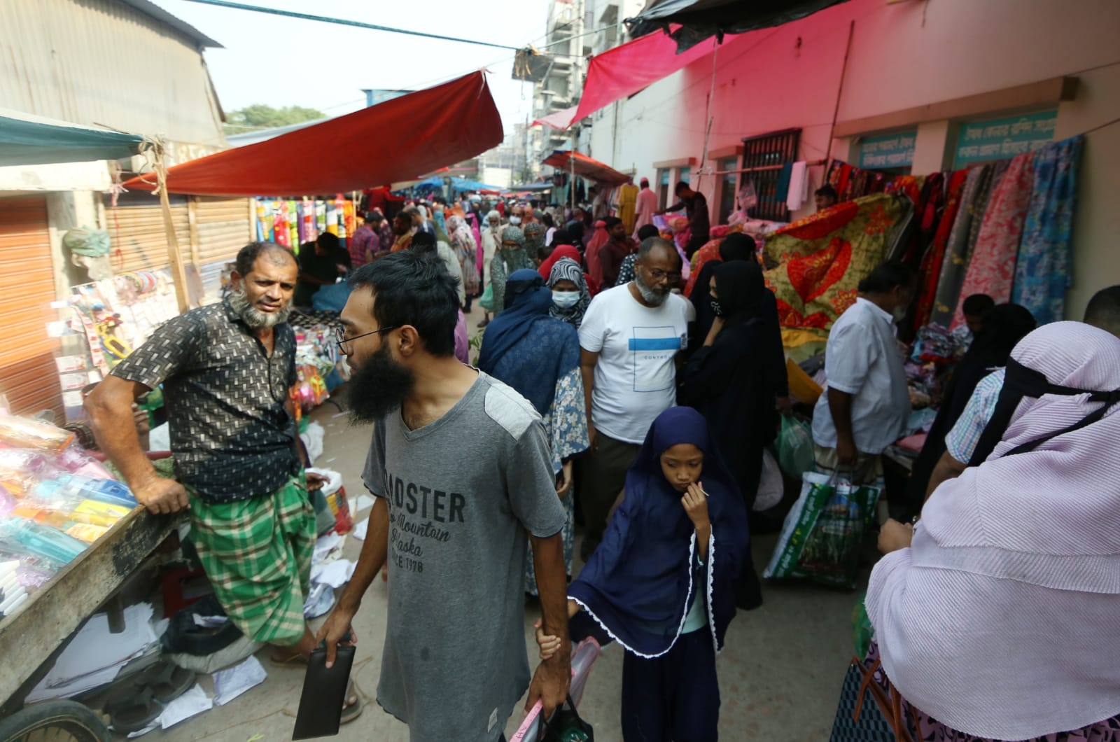 যে হাটে সংসারের গল্প বিক্রি হয় রঙিন পসরা সাজিয়ে