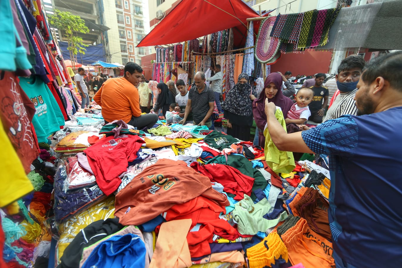 যে হাটে সংসারের গল্প বিক্রি হয় রঙিন পসরা সাজিয়ে