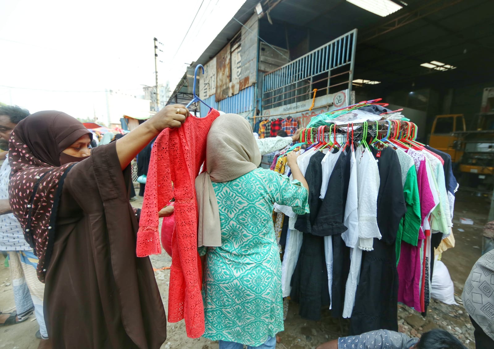যে হাটে সংসারের গল্প বিক্রি হয় রঙিন পসরা সাজিয়ে