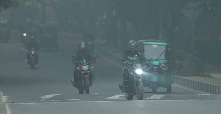 আলো-ছায়ার লুকোচুরি, কুয়াশায় মোড়া ঢাকার সকাল