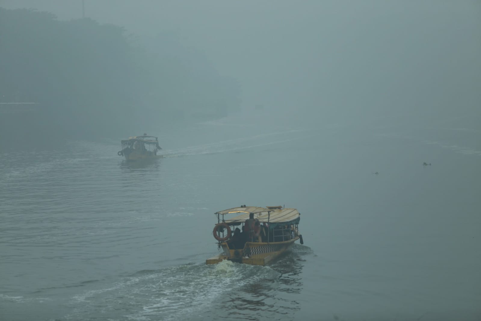 আলো-ছায়ার লুকোচুরি, কুয়াশায় মোড়া ঢাকার সকাল