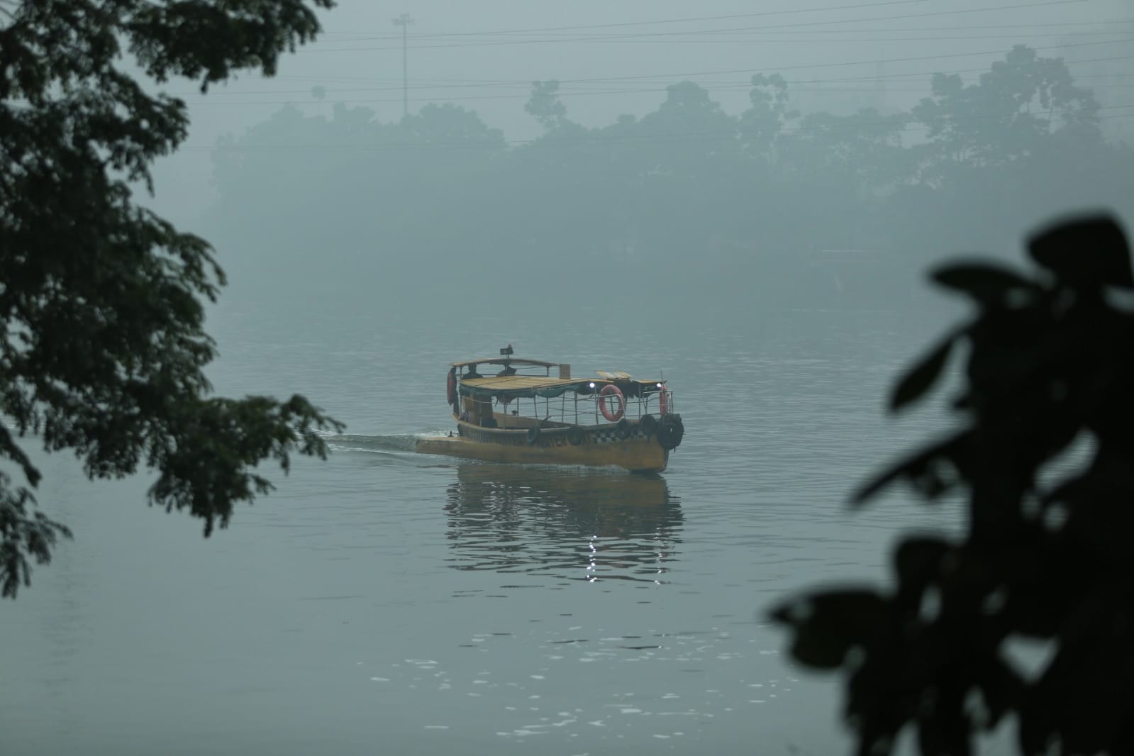 আলো-ছায়ার লুকোচুরি, কুয়াশায় মোড়া ঢাকার সকাল