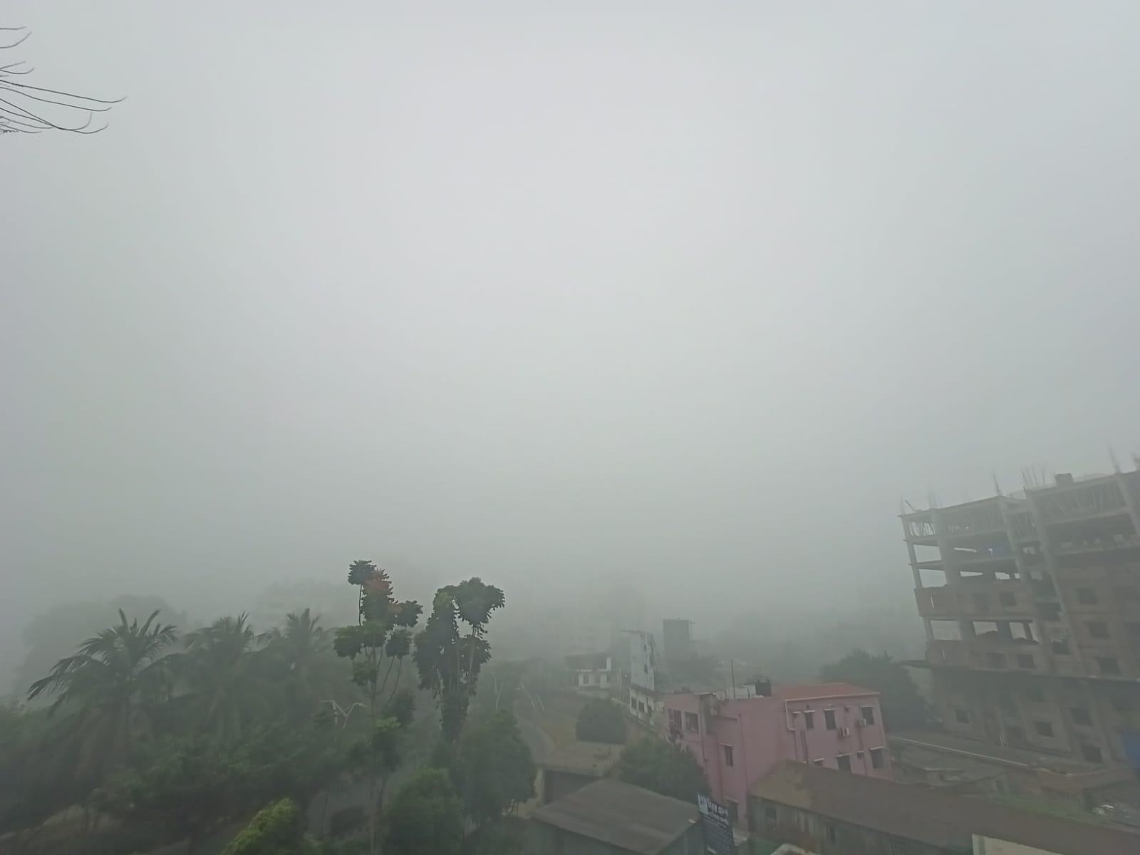 আলো-ছায়ার লুকোচুরি, কুয়াশায় মোড়া ঢাকার সকাল