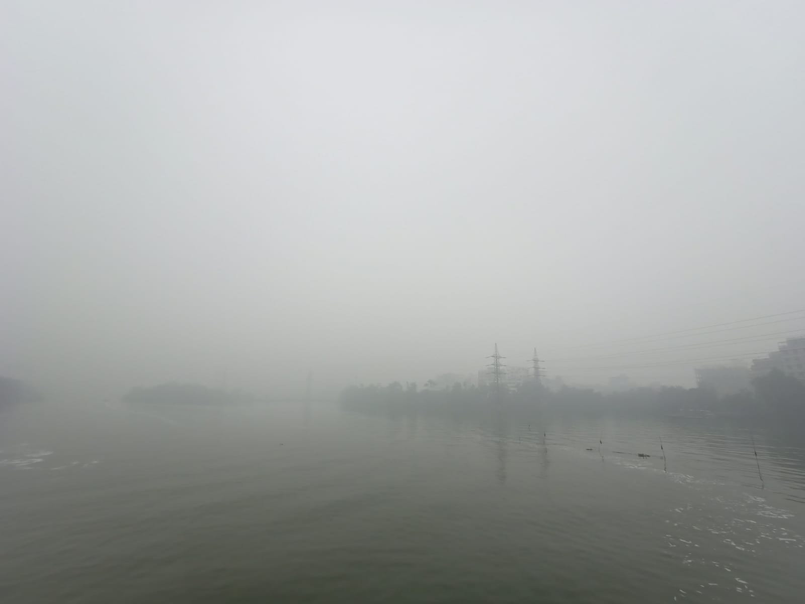 আলো-ছায়ার লুকোচুরি, কুয়াশায় মোড়া ঢাকার সকাল