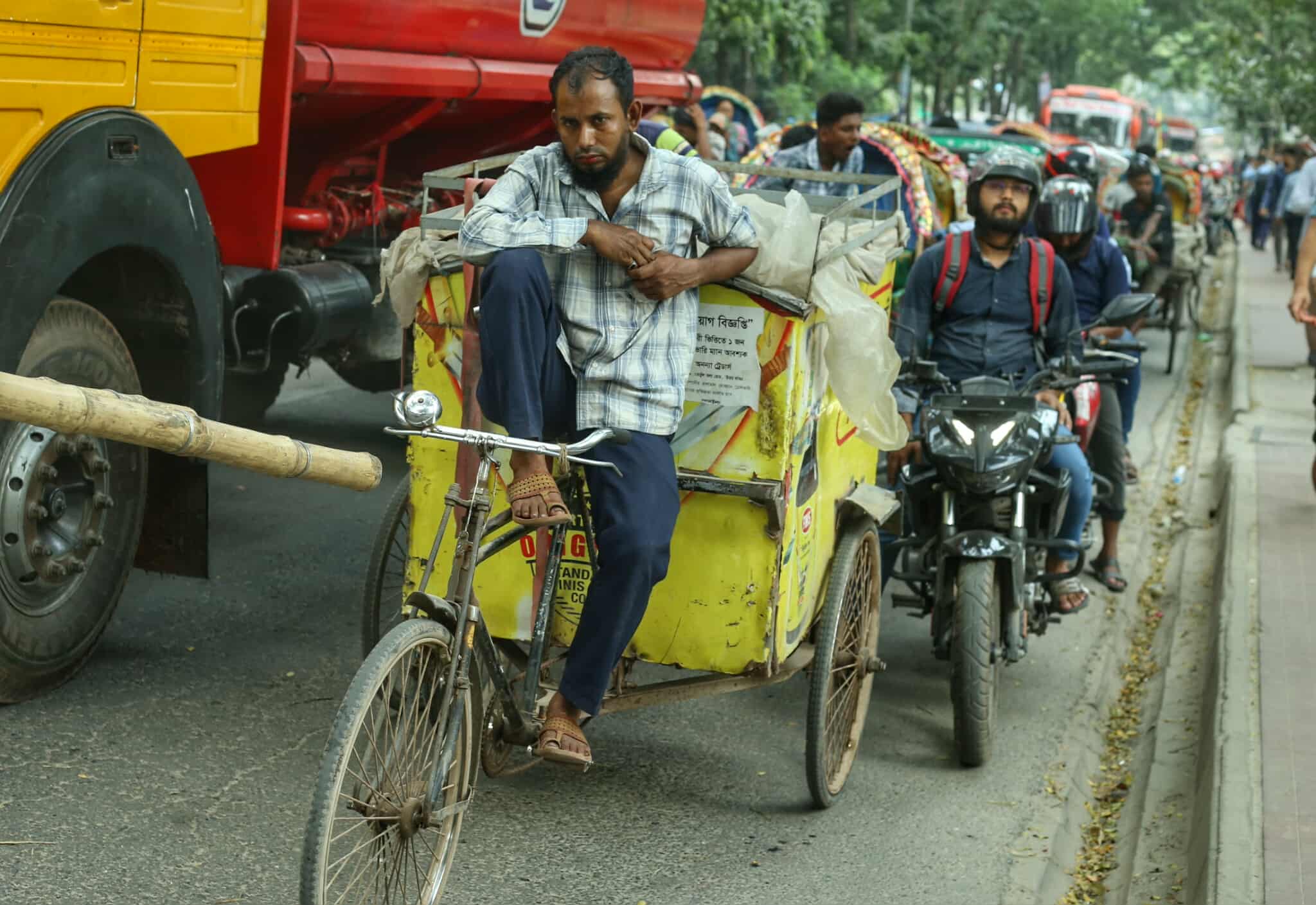 ছবিতে সপ্তাহের শেষ দিনের ক্লান্ত রাজধানী