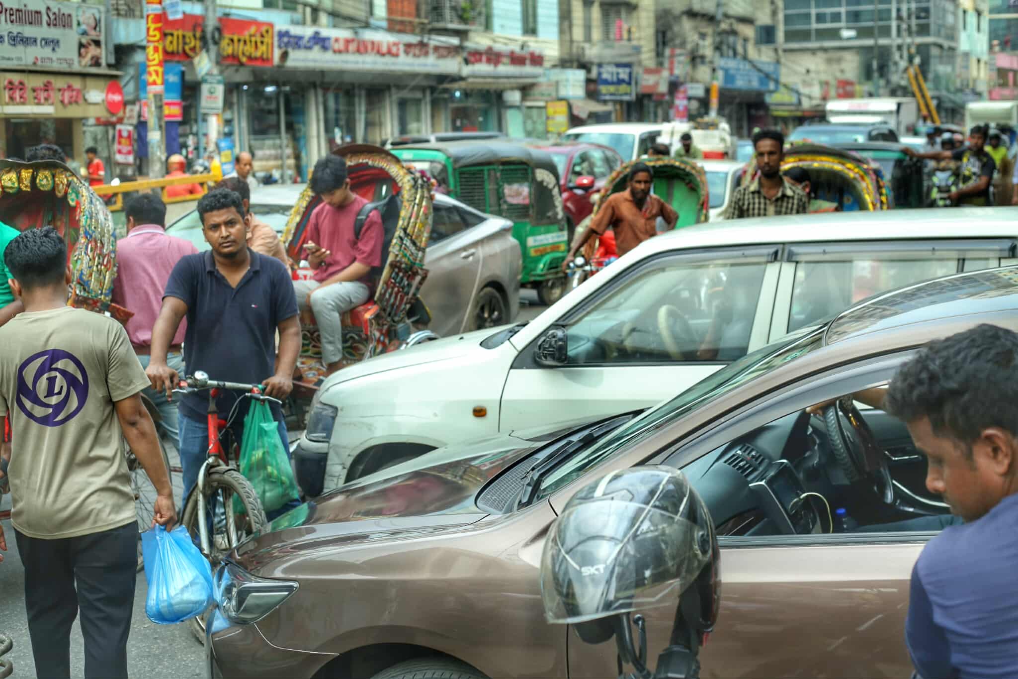 ছবিতে সপ্তাহের শেষ দিনের ক্লান্ত রাজধানী