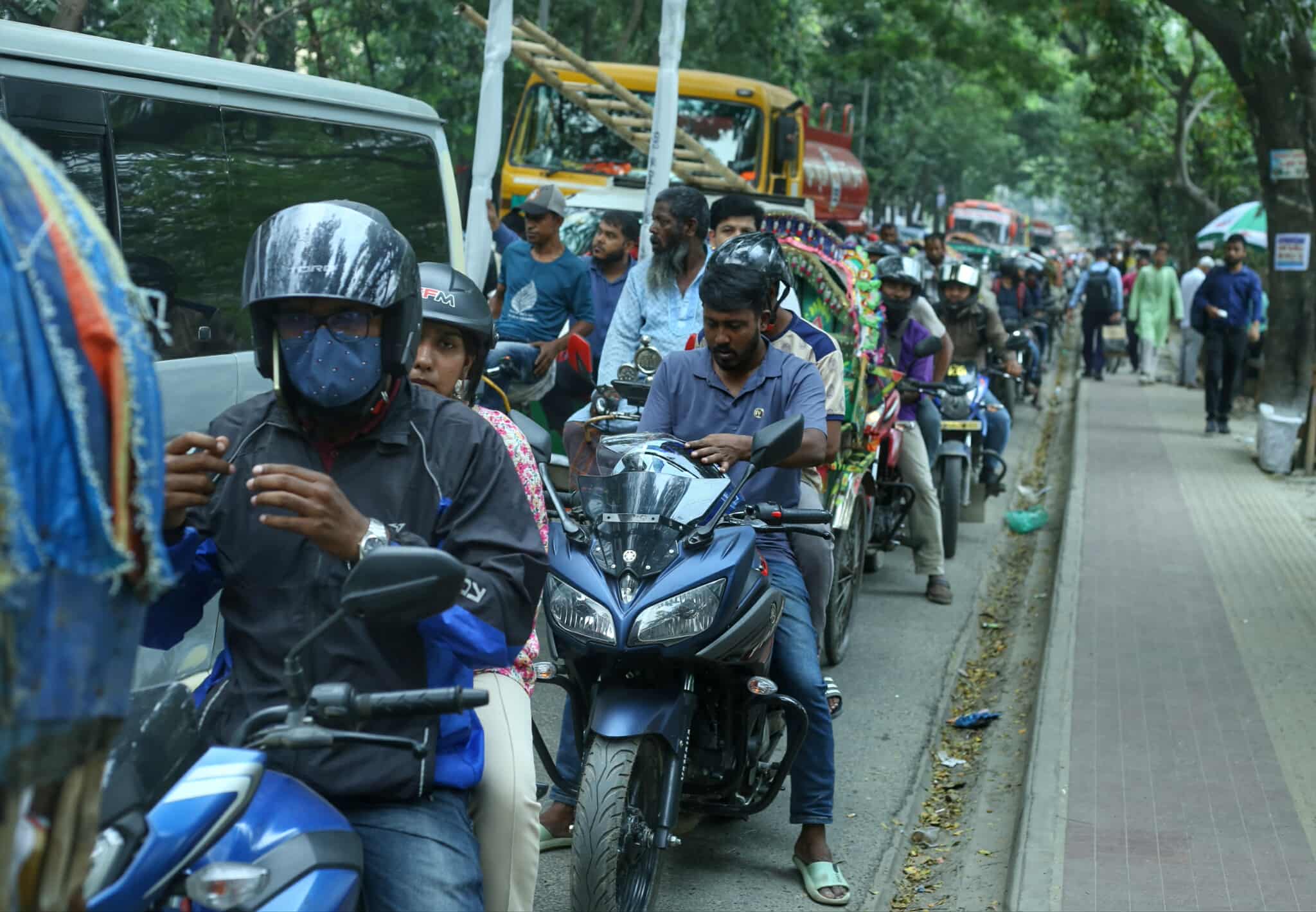 ছবিতে সপ্তাহের শেষ দিনের ক্লান্ত রাজধানী