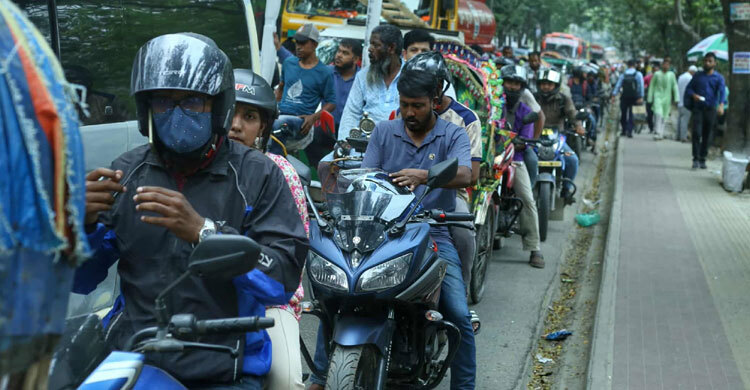 ছবিতে সপ্তাহের শেষ দিনের ক্লান্ত রাজধানী