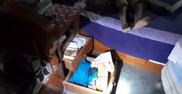 টিউবওয়েলের পানিতে চেতনানাশক মিশিয়ে লাখ টাকা চুরি