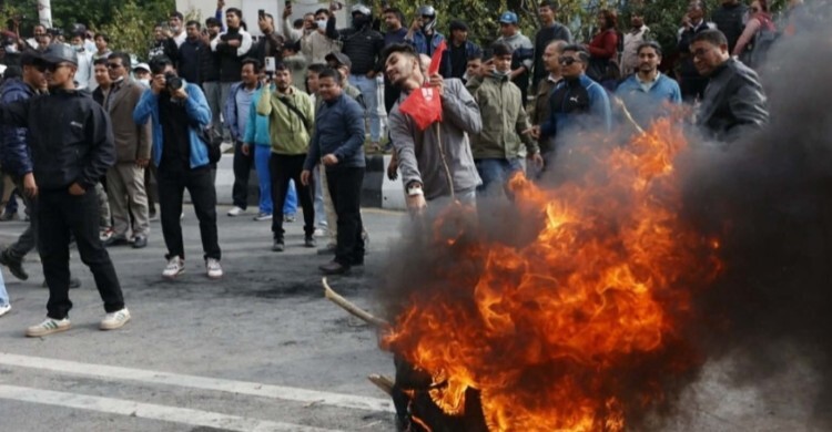নেপালের সাবেক প্রধানমন্ত্রী ওলিকে গ্রেফতারের পর বিভিন্ন স্থানে বিক্ষোভ
