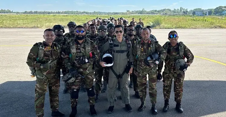 স্বাধীনতার ৫৪ বছর উদযাপনে সর্ববৃহৎ পতাকা-প্যারাস্যুটিং দেখবে বিশ্ব