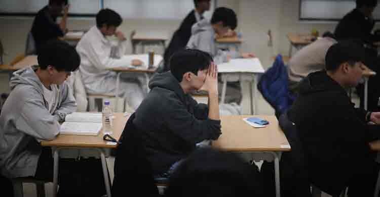 ইংরেজি প্রশ্ন ‘ভয়াবহ কঠিন’, বিতর্কের মুখে দ. কোরিয়ায় ভর্তিপরীক্ষা প্রধানের পদত্যাগ