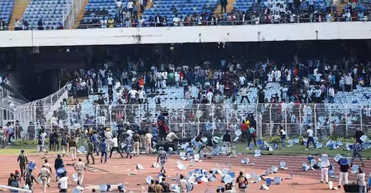 মেসিকে দেখতে না পেরে সল্টলেক স্টেডিয়ামে ভাঙচুর চালালেন দর্শকরা