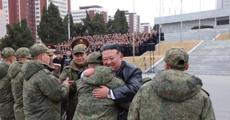 ফেরত সেনাদের সংবর্ধনা, নিহতদের ‘জাতীয় বীর’ উপাধি দিলেন কিম