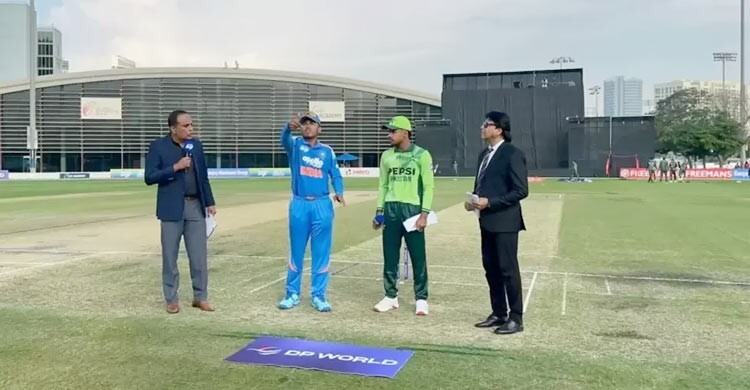 বড়দের পথেই ছোটরা, হাত মেলালেন না ভারত-পাকিস্তানের ক্রিকেটাররা