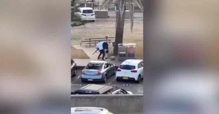 হামলাকারীর হাত থেকে বন্দুক ছিনিয়ে প্রশংসায় ভাসছেন তিনি (ভিডিও ভাইরাল)