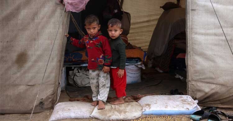 গাজায় তীব্র শীতে মারা যাচ্ছে শিশুরা, তবু ত্রাণ ঢুকতে দিচ্ছে না ইসরায়েল