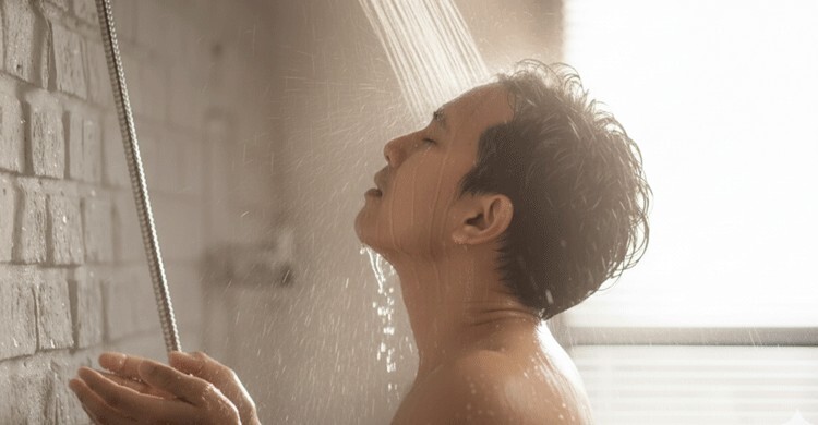 শীতে গোসলে যে ভুল করলে হতে পারে হার্ট অ্যাটাক