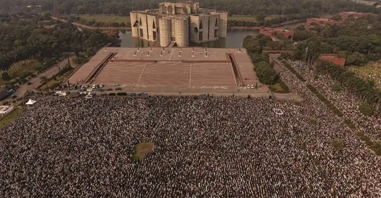 এত মানুষের ভেতর জায়গাটি খালি ছিল কেন?