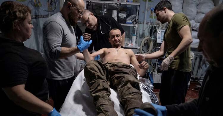 নো ম্যানস ল্যান্ডে ৩৩ দিন, আহত সেনাকে উদ্ধার করলো রোবট