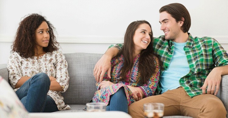 ব্যক্তিগত বিষয়ে নাক গলাচ্ছে বন্ধুরা, যা করতে পারেন