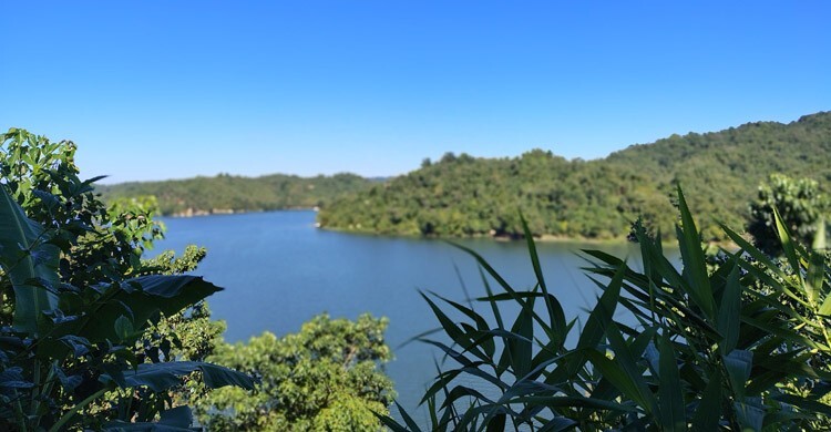 পাহাড়ি জলের সৌন্দর্যের খোঁজে একদিন