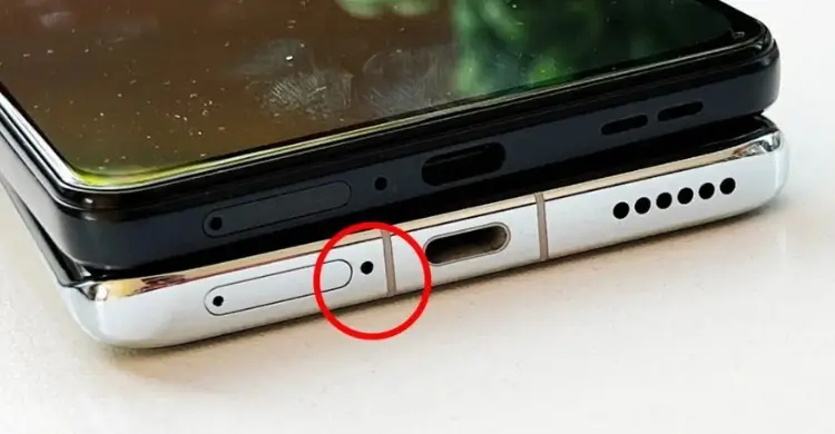 ফোনের চার্জিং পোর্টের পাশে ছোট্ট ছিদ্রের কাজ কি জানেন?