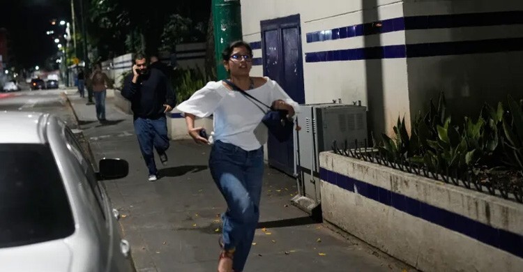 প্রেসিডেন্টকে তুলে নিয়ে গেলো যুক্তরাষ্ট্র, জনগণকে শান্ত থাকার আহ্বান মন্ত্রীদের