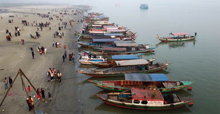 পদ্মাপাড়ে ট্রলার ভ্রমণে অতিরিক্ত ভাড়া আদায়