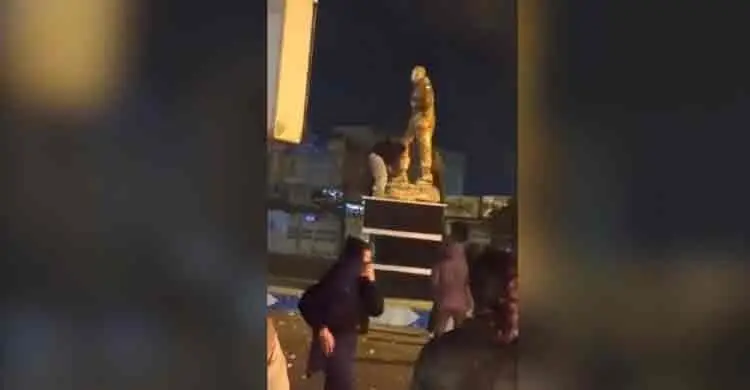 ইরানে কাসেম সোলাইমানির ভাস্কর্য ভেঙে ফেললো বিক্ষোভকারীরা