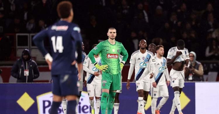 ঘরের মাঠে প্যারিসের কাছে হেরে বিদায় পিএসজির