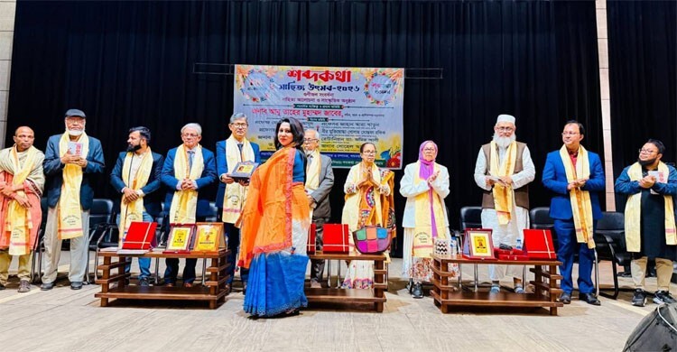 ‘ভ্রূণফুল’ কাব্যগ্রন্থের জন্য শব্দকথা পুরস্কার পেলেন মুন্নি