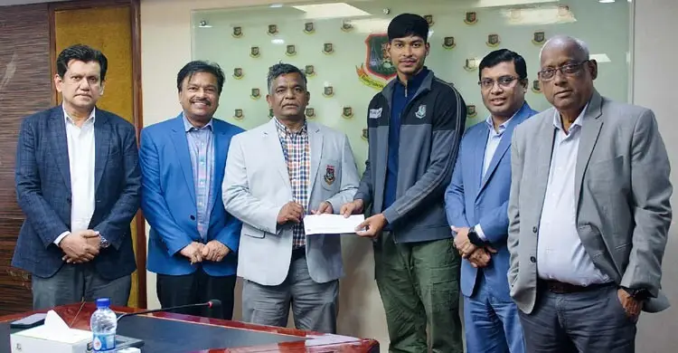 আর্থিক সংকটে থাকা বিশ্বকাপজয়ী পেসারকে ৫ লাখ টাকা দিলো বিসিবি