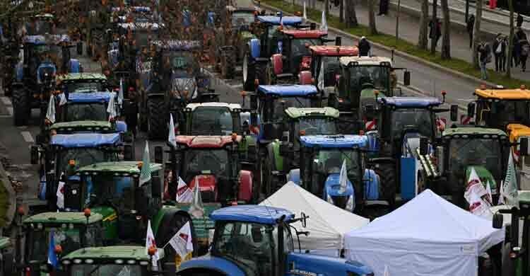 নতুন করে বিক্ষোভে উত্তাল ফ্রান্স, শত শত ট্রাক্টর নিয়ে রাস্তায় ক্ষুব্ধ কৃষকরা