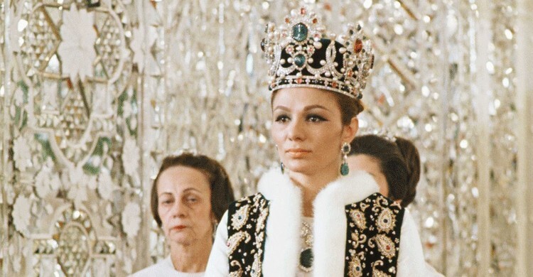 ইরানের শেষ রানির মুকুট রাজকীয় ঐতিহ্যের এক নিদর্শন