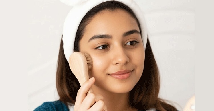 মুখের ত্বককে উজ্জ্বল রাখে ড্রাই ব্রাশিং