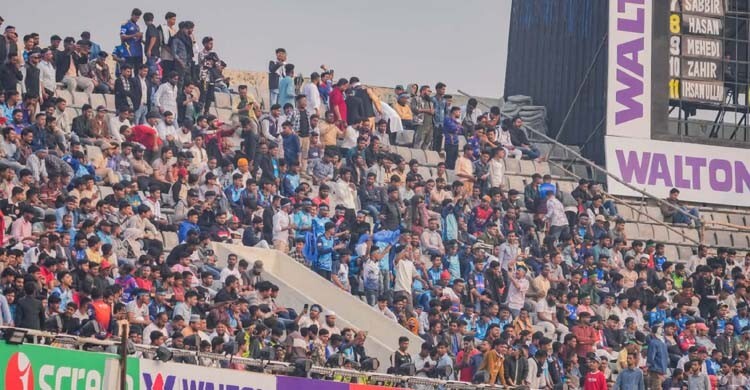 ঢাকায় বিপিএল ‘ফেরার’ দিনে দর্শকদের উপচে পড়া ভিড়