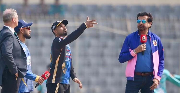 টস জিতে ফিল্ডিংয়ে ঢাকা