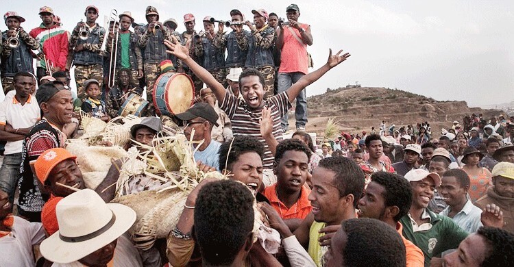 যেখানে মৃতদের কাঁধে তুলে নাচা হয়