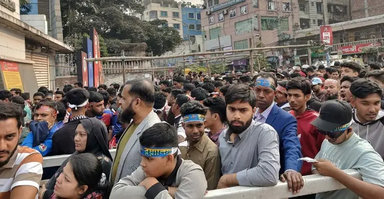 ফাইনাল শুরুর কয়েক ঘণ্টা আগেই শেরে বাংলার সামনে জনস্রোত