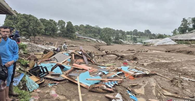 ইন্দোনেশিয়ায় ভয়াবহ ভূমিধসে নিহত ১০, নিখোঁজ অন্তত ৮০