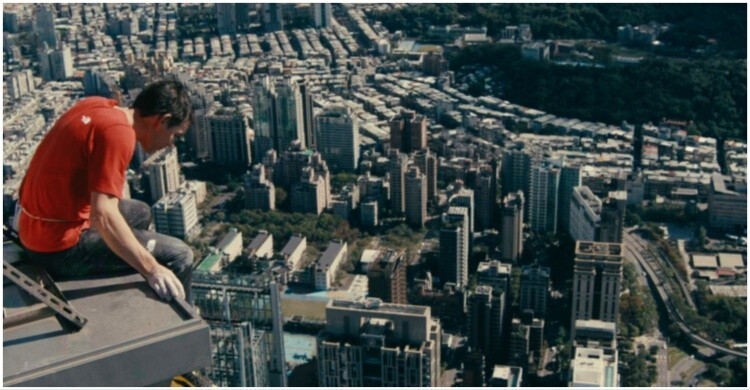 নেটফ্লিক্সে ঝড় তুলেছে ১০১ তলা ভবন আরোহনের লাইভ ভিডিও