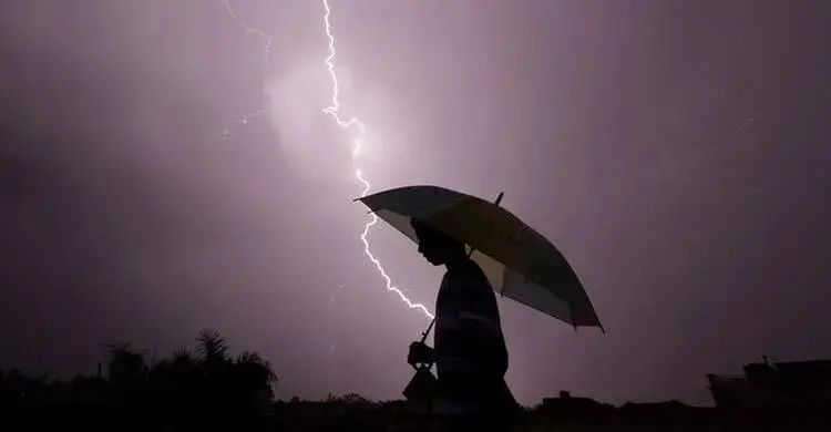 বজ্রপাত থেকে রক্ষা পেতে যা করা জরুরি