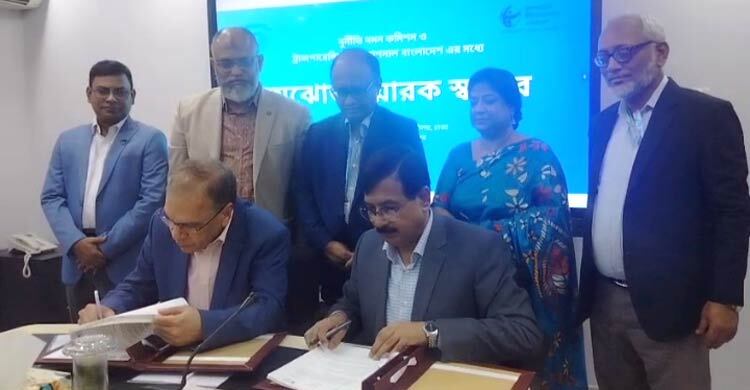 দুর্নীতি প্রতিরোধে দুদক ও টিআইবির মধ্যে সমঝোতা স্মারক সই