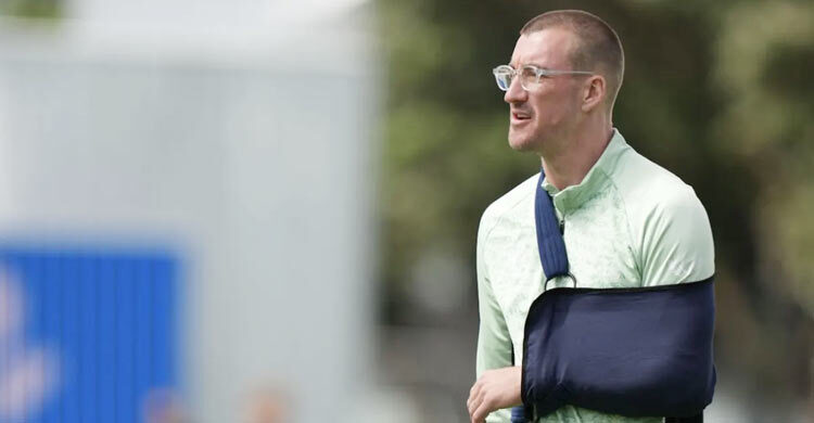 কাঁধের ইনজুরিতে টেস্টের মাঝপথে ছিটকে যাচ্ছেন কিউই পেসার!