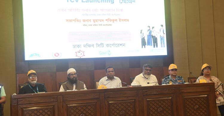 গুজব ঠেকাতে সন্তানদের টাইফয়েডের টিকা দিলেন কর্মকর্তা-কর্মচারীরা