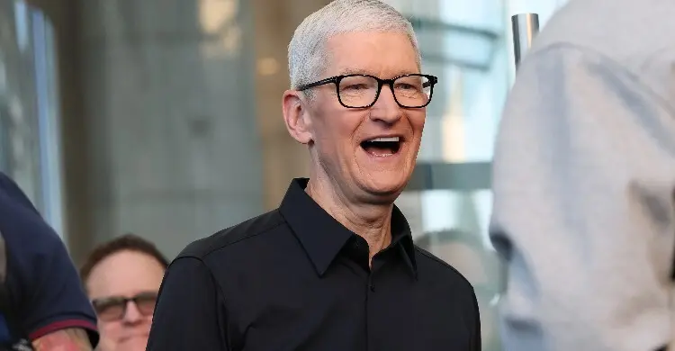 ১৫ বছর পর অ্যাপলের সিইও পদ ছাড়ছেন টিম কুক