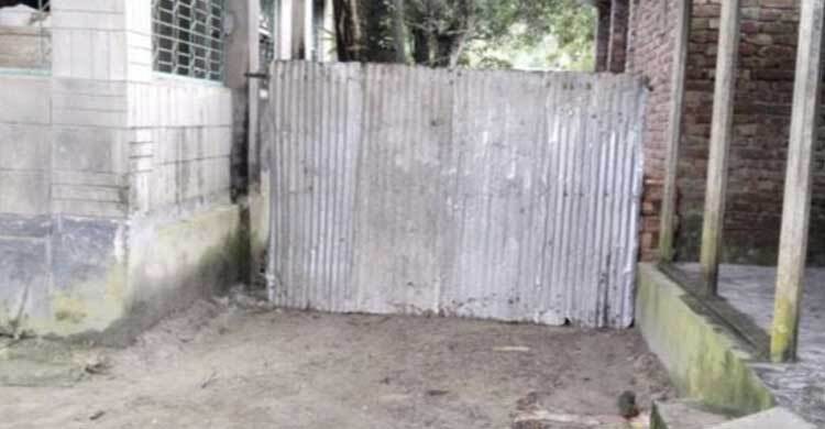 রাস্তা বন্ধ করায় বিপাকে ৫ পরিবার